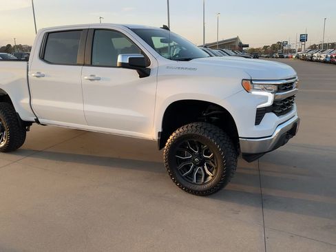 Used 2025 Chevrolet Silverado 1500 LT image 2