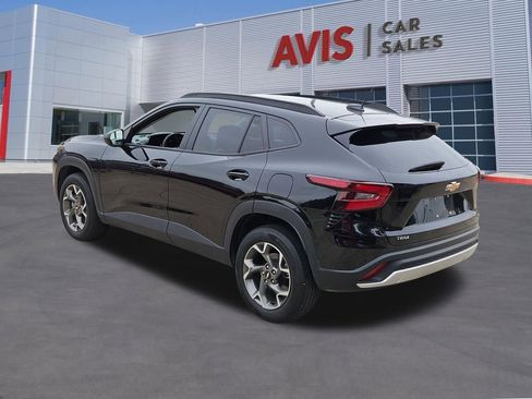 Used 2025 Chevrolet Trax LT w/ LT Convenience Package FWD image 3