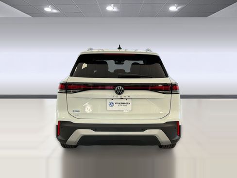 New 2026 Volkswagen Tiguan SE FWD image 10