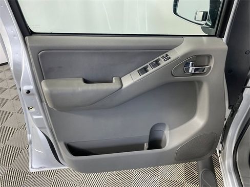 Used 2014 Nissan Frontier SL w/ SL Moonroof Package image 17