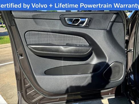 Used 2022 Volvo XC60 B5 Momentum image 23