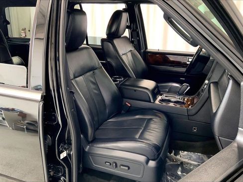 Used 2017 Lincoln Navigator Select RWD image 6