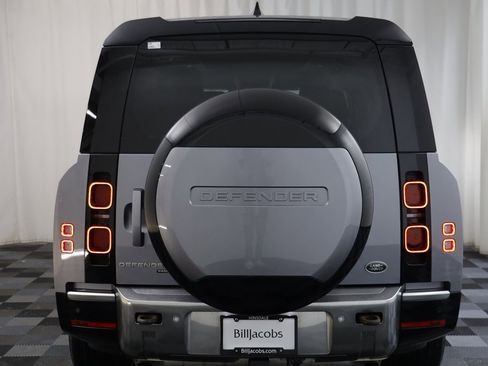 Used 2023 Land Rover Defender 130 SE image 18