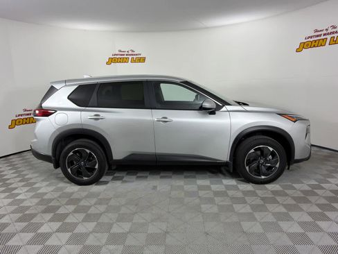 Used 2024 Nissan Rogue SV image 7