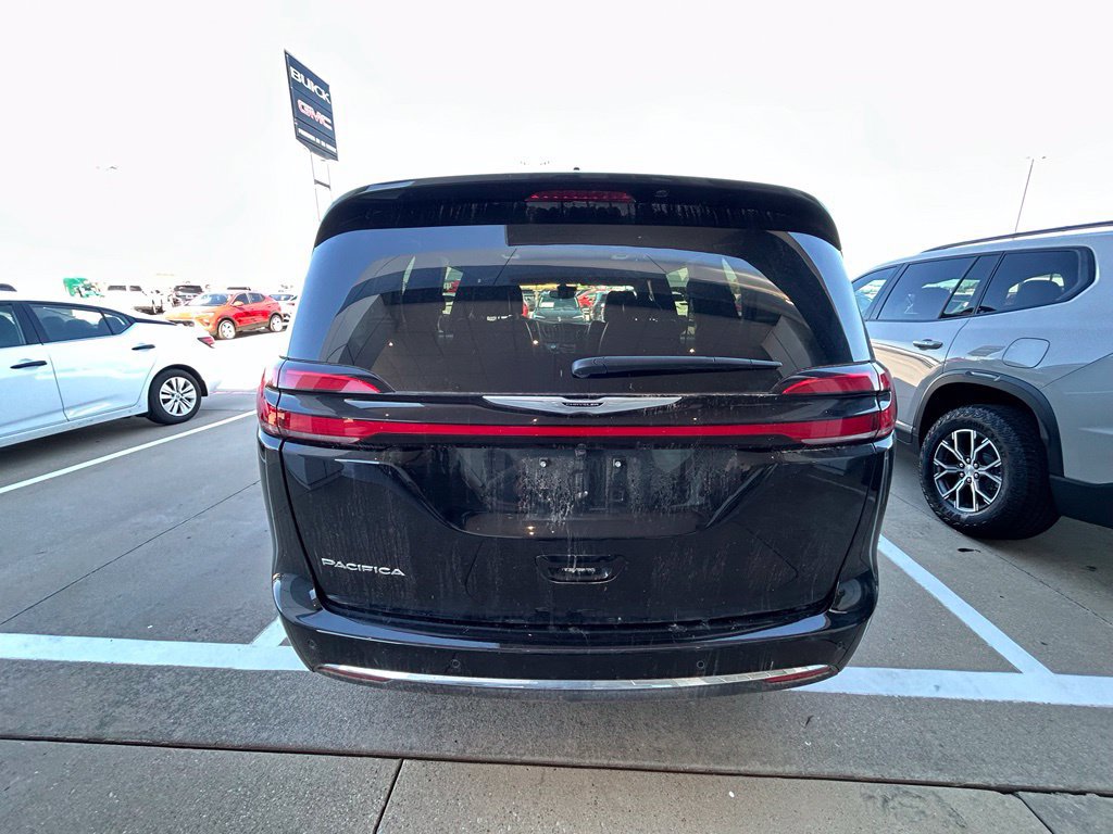 Used 2026 Chrysler Pacifica Select FWD image 3