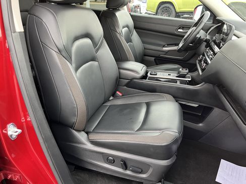 Used 2023 Nissan Pathfinder SL w/ Black Appearance Package AWD/4WD image 3