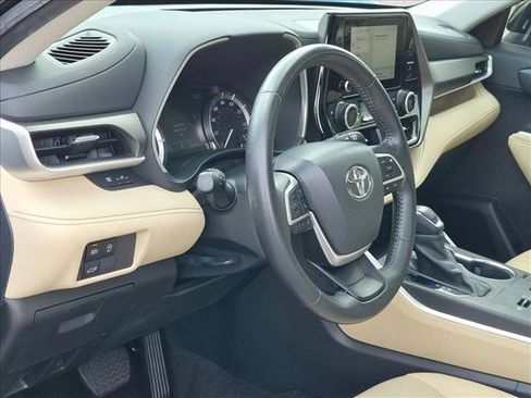 Used 2024 Toyota Highlander XLE FWD image 9
