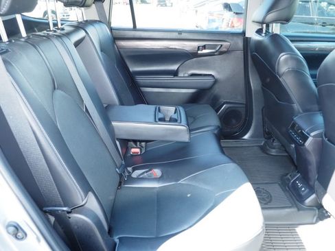 Used 2023 Toyota Highlander Limited AWD/4WD image 19