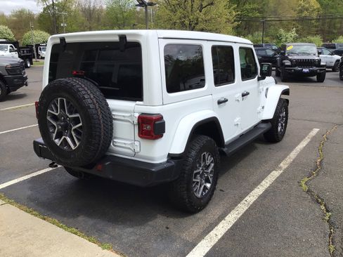 New 2026 Jeep Wrangler Unlimited Sahara AWD/4WD image 7