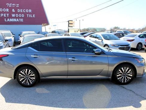 Used 2023 Nissan Altima 2.5 SV w/ SV Premium Package FWD image 2
