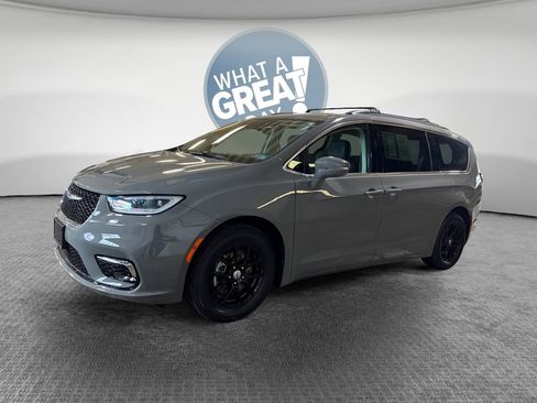 Used 2022 Chrysler Pacifica Touring-L FWD image 8