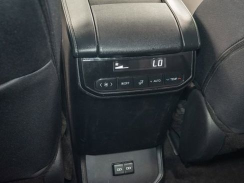 Used 2024 Toyota Highlander LE FWD image 22