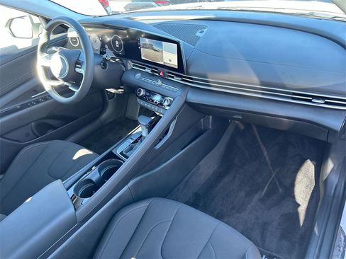 Used 2025 Hyundai Elantra SEL image 17