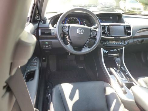 Used 2017 Honda Accord Touring image 11