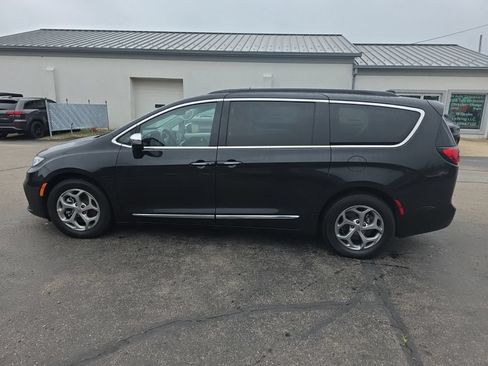 Used 2023 Chrysler Pacifica Limited FWD image 6