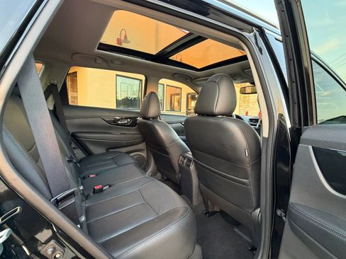 Used 2018 Nissan Rogue SL w/ Premium Package image 12