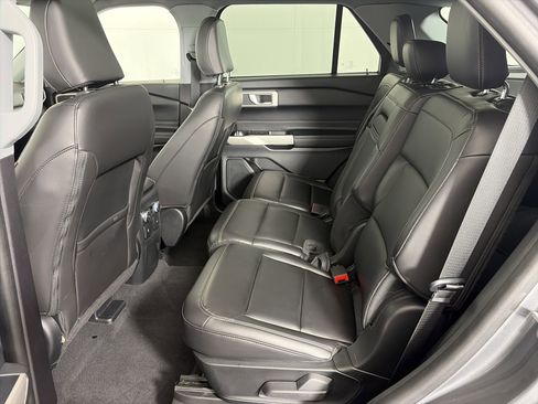 Used 2022 Ford Explorer XLT w/ Equipment Group 202A image 7