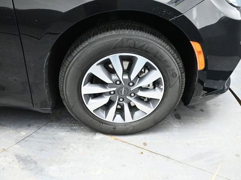 Used 2024 Chrysler Pacifica Select image 18