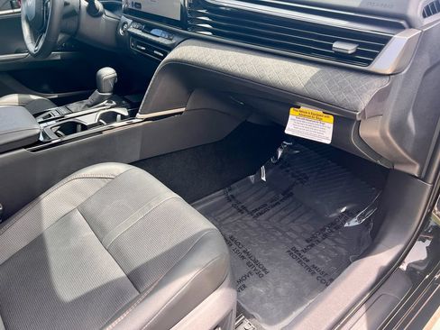 Used 2025 Toyota Camry Hybrid AWD/4WD image 18