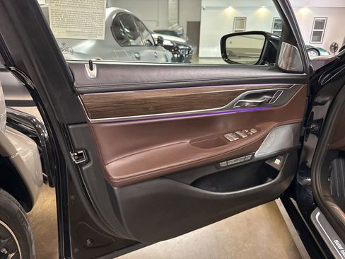 Used 2018 BMW 750i RWD image 12