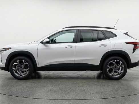 Used 2025 Chevrolet Trax LT w/ LT Convenience Package FWD image 4