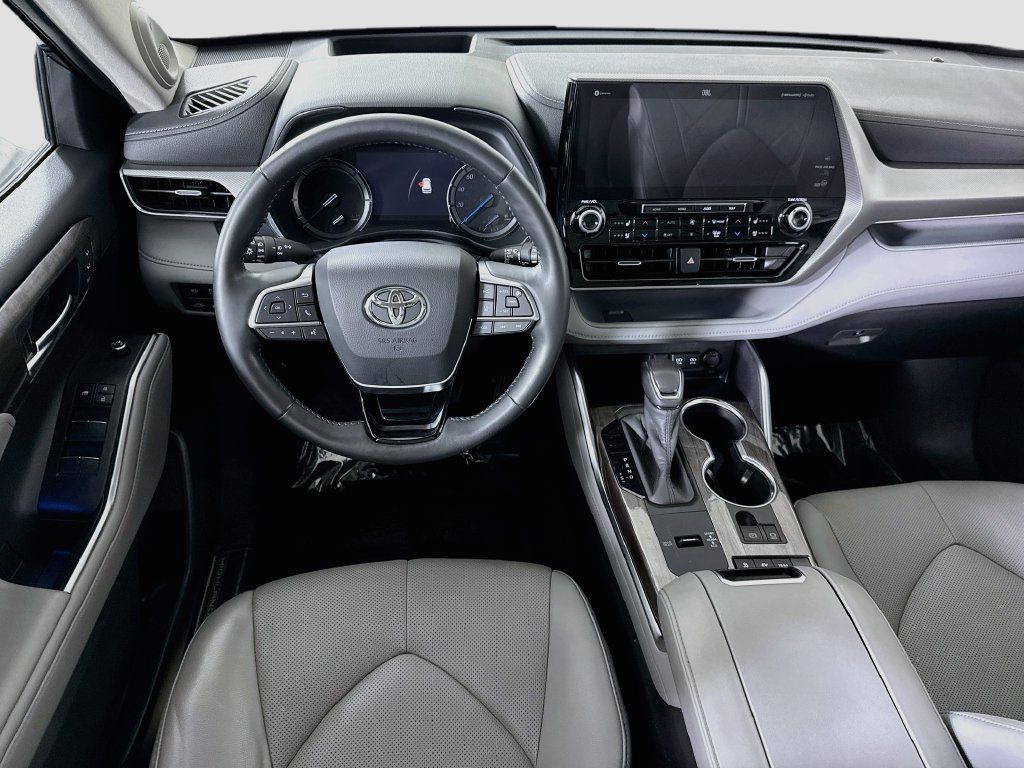Certified 2020 Toyota Highlander Platinum AWD/4WD image 4
