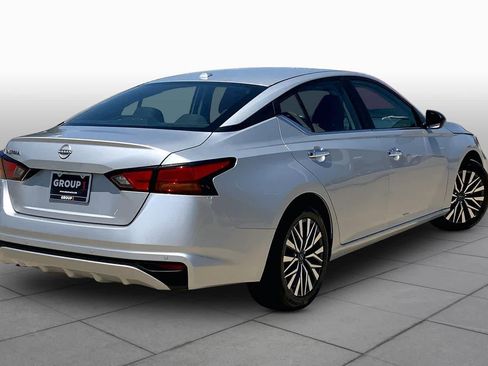 Used 2025 Nissan Altima 2.5 SV FWD image 12