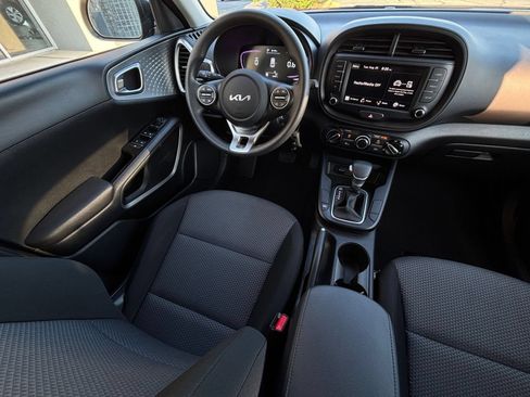 Used 2025 Kia Soul LX w/ LX Technology Package FWD image 27