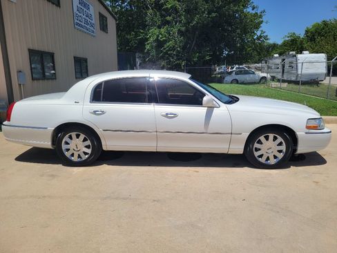 Used 2003 Lincoln Town Car Cartier RWD image 2