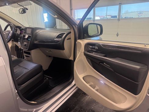 Used 2015 Chrysler Town & Country Touring image 14