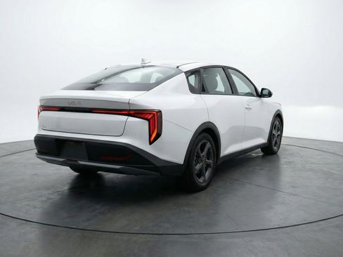 Used 2025 Kia K4 LXS image 9