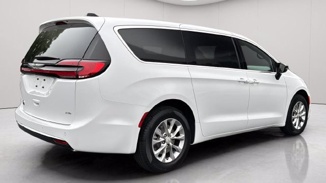 New 2025 Chrysler Pacifica Select AWD/4WD image 7