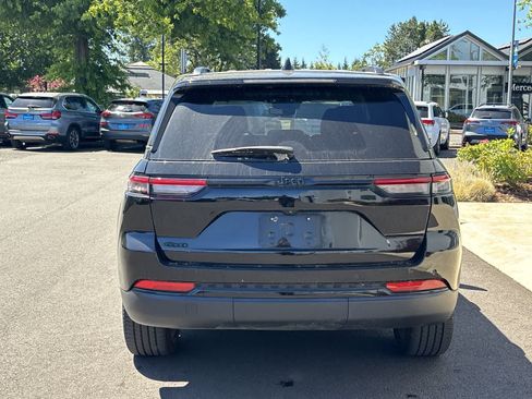 Used 2023 Jeep Grand Cherokee Altitude AWD/4WD image 4