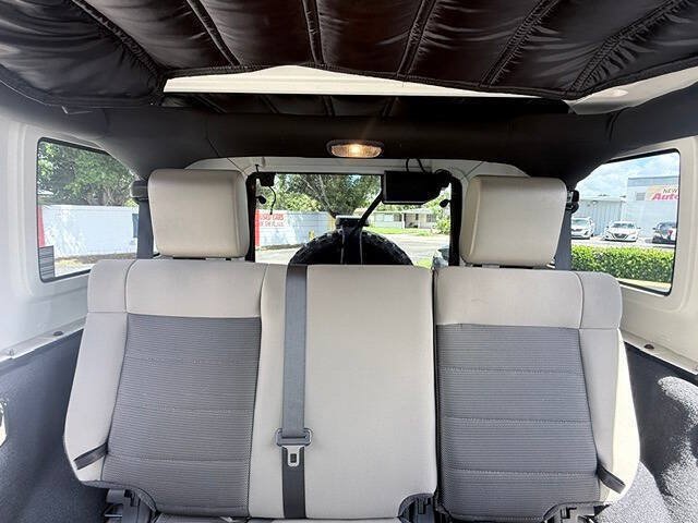 Used 2010 Jeep Wrangler Unlimited Rubicon AWD/4WD image 12