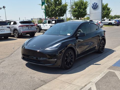 Used 2024 Tesla Model Y Long Range AWD/4WD image 11
