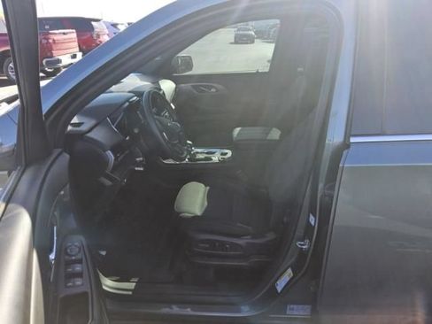 Used 2023 Chevrolet Traverse LT FWD image 2