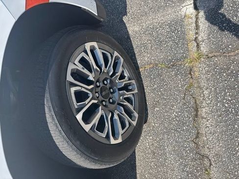 Certified 2024 GMC Yukon XL Denali Ultimate AWD/4WD image 15