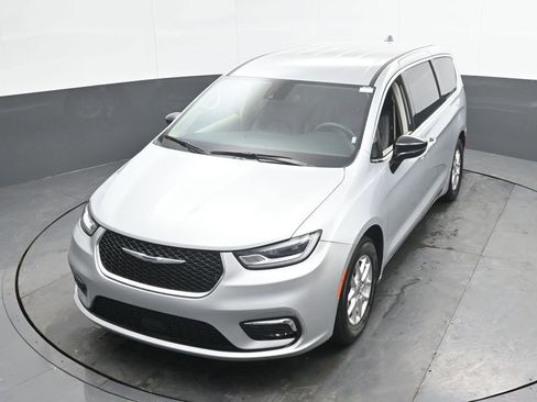 Used 2024 Chrysler Pacifica Touring-L image 34