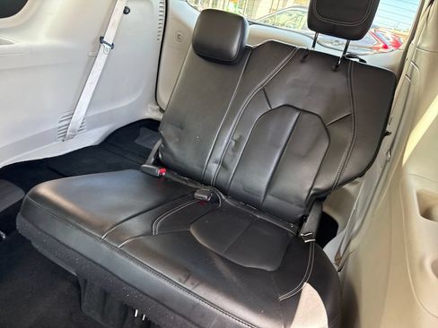 Used 2024 Chrysler Pacifica Limited FWD image 34