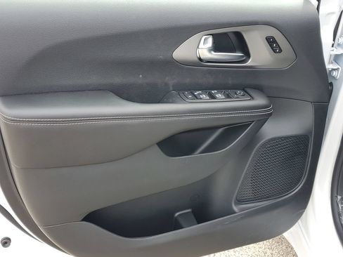 New 2027 Chrysler Pacifica Select FWD image 21