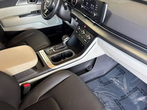 Used 2024 Kia Carnival LX FWD image 19