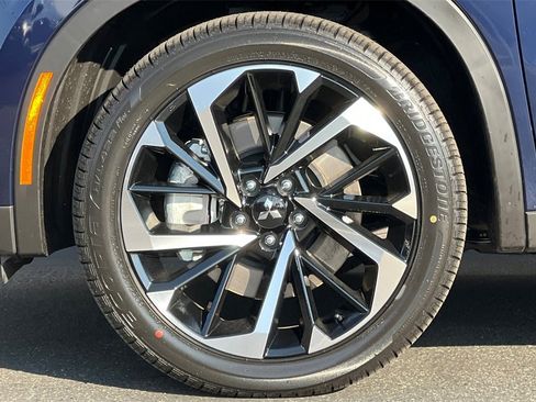 New 2025 Mitsubishi Outlander SE image 27