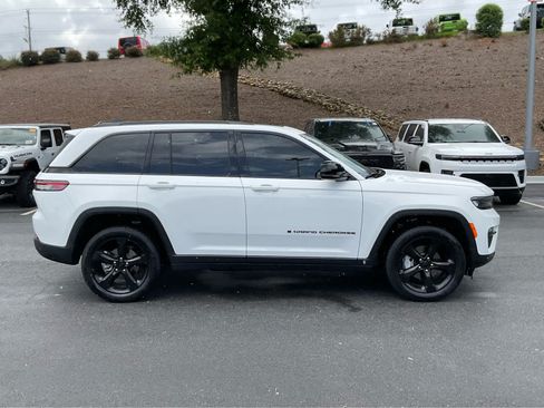 Used 2023 Jeep Grand Cherokee Limited w/ Black Appearance Package AWD/4WD image 6