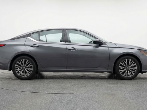Used 2025 Nissan Altima 2.5 SV image 11