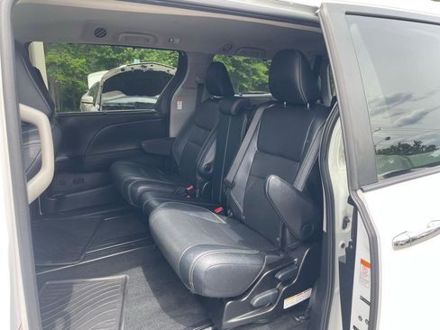 Used 2015 Toyota Sienna SE FWD image 10
