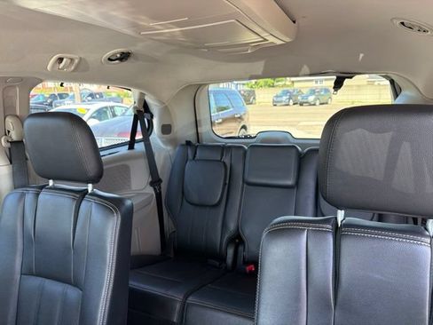 Used 2014 Chrysler Town & Country Touring-L w/ Driver Convenience Group FWD image 13