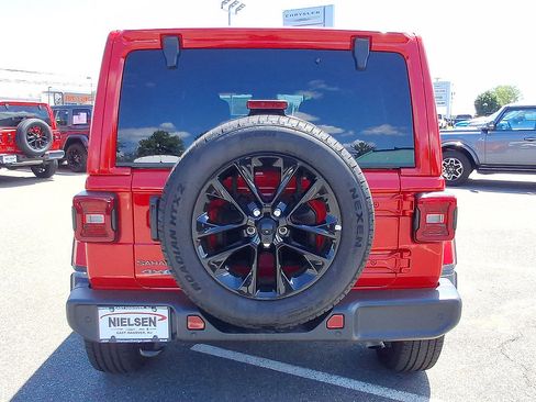 Used 2025 Jeep Wrangler Unlimited Sahara w/ Safety Group AWD/4WD image 29