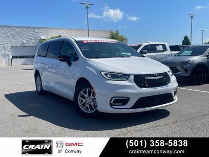Used 2025 Chrysler Pacifica Select