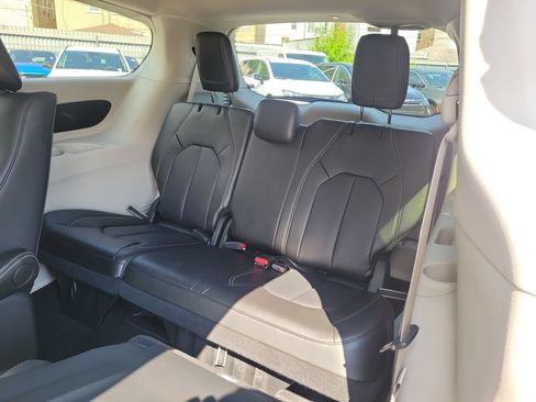 Certified 2024 Chrysler Pacifica Limited FWD image 12