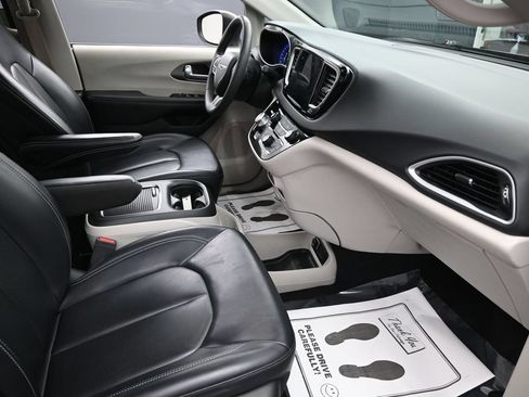 Used 2023 Chrysler Pacifica Touring-L FWD image 34